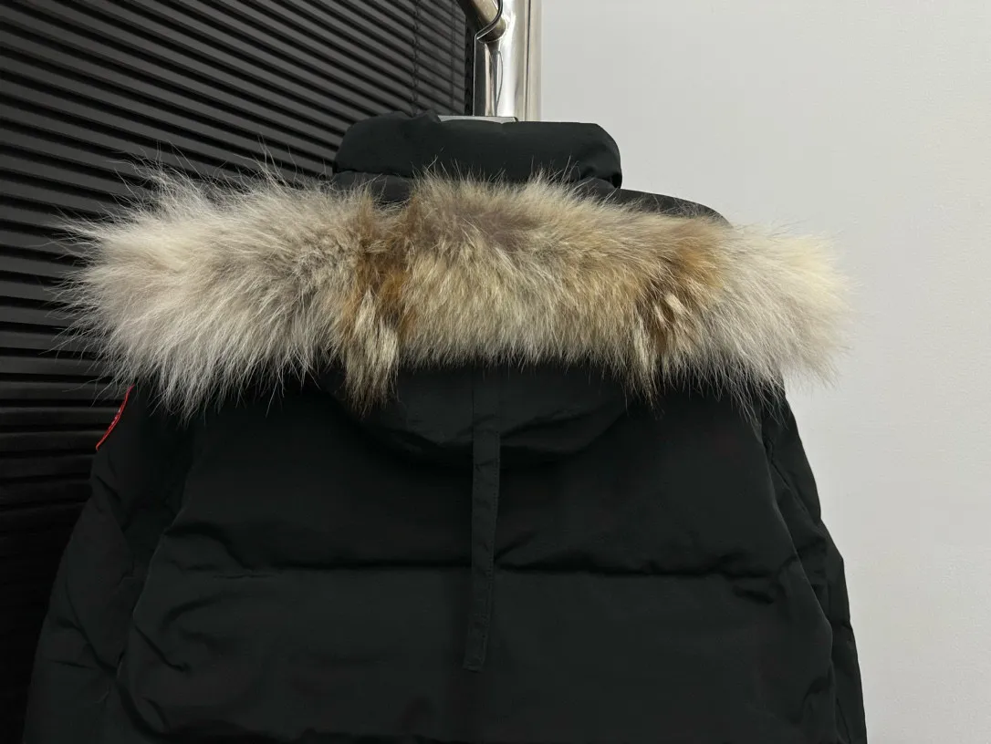 P780 [canada goose wyndham] 29 parka down jackets. The fabric is as soft and hard as the original. It can be restored by kneading at will (fabric misunderstanding: fabrics with high hardness are not waterproof. Only those who buy the latest authentic version this year will notice the softness and comfort of the fabric). The down is synchronized with the authentic white duck down. It is fluffy and not clumps. The electronically controlled down filling machine is filled with down. The zipper is customized with authentic ykk military grade copper core zipper puller. The high-hardness, non-stuck fur collar is made from original and custom-made western Canadian coyote skin. All workmanship and wiring are controlled by workers with more than ten years of service. They must be horizontal and vertical, and no crookedness is allowed. The wiring density inside is more sophisticated. Fighters in the world 29 battle all kinds of world products. Size: XS-XXL